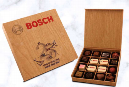 Personalized wooden box of 16 with logo chocolates