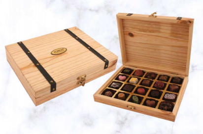 Pine wood box with 20 chocolates